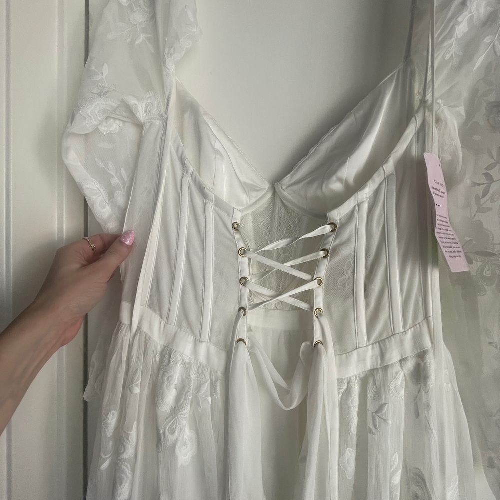 V. Chapman Ivory Lace Corset Dress - Picture 4 of 9